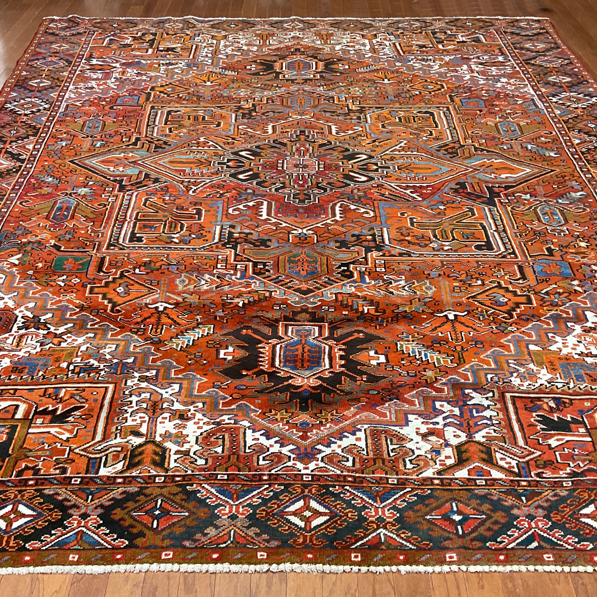 Fine Persian Hand-knotted Heriz Wool Rug (9'5 x 12')