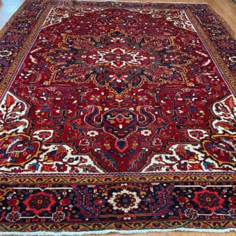 Fine Persian Hand-knotted Heriz Wool Rug (10'2 x 13'2)