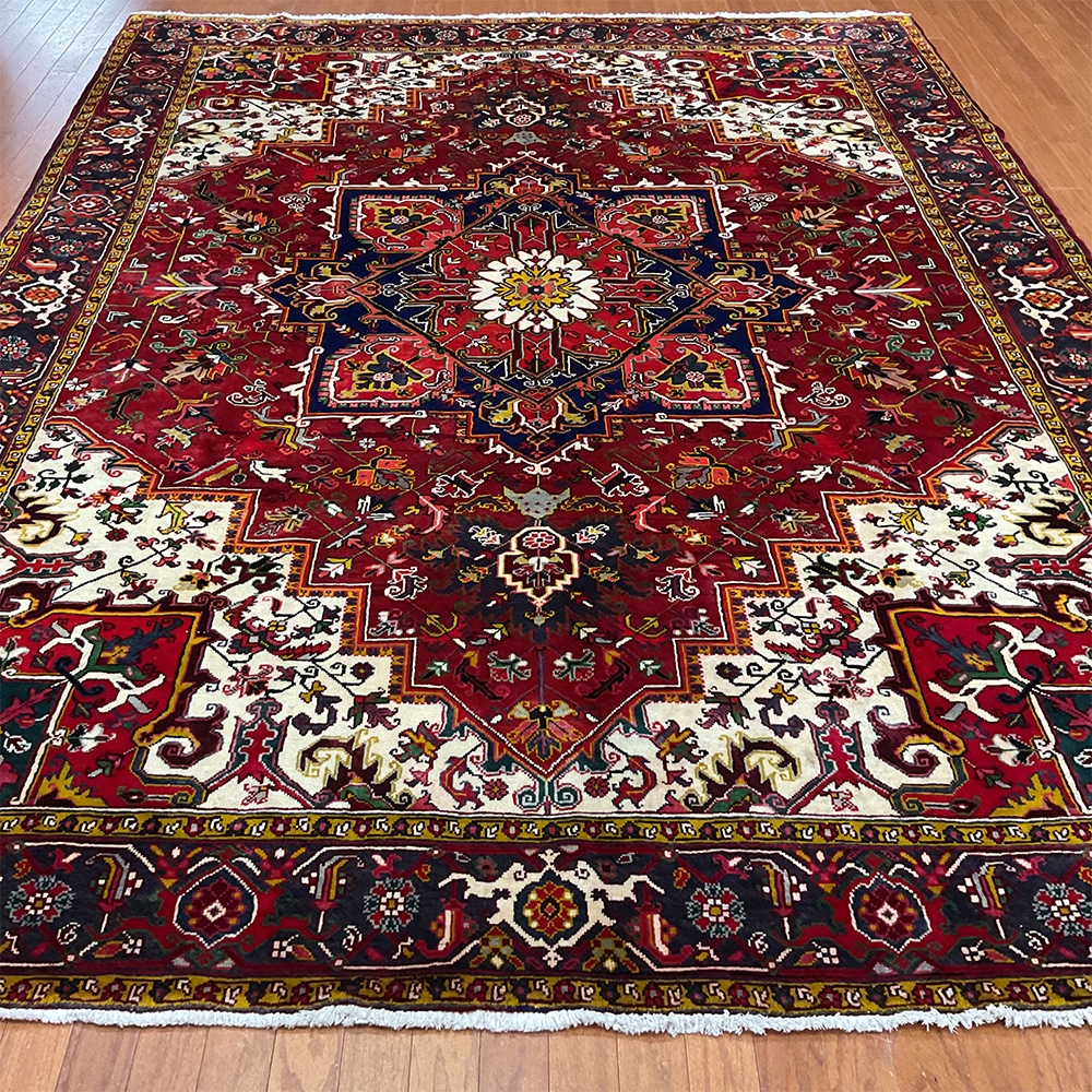 Fine Persian Hand-knotted Heriz Wool Rug (8' x 10'6)