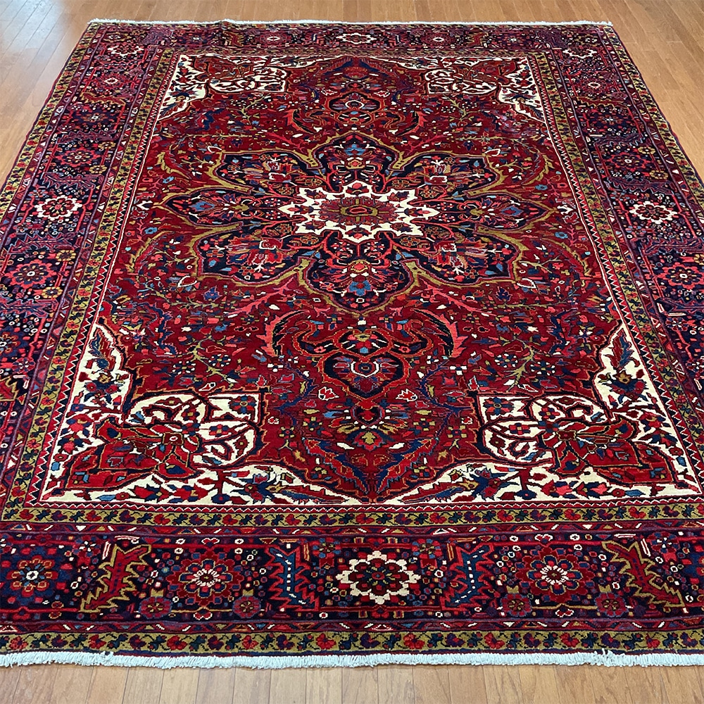 Fine Persian Hand-knotted Heriz Wool Rug (8'10 x 11')