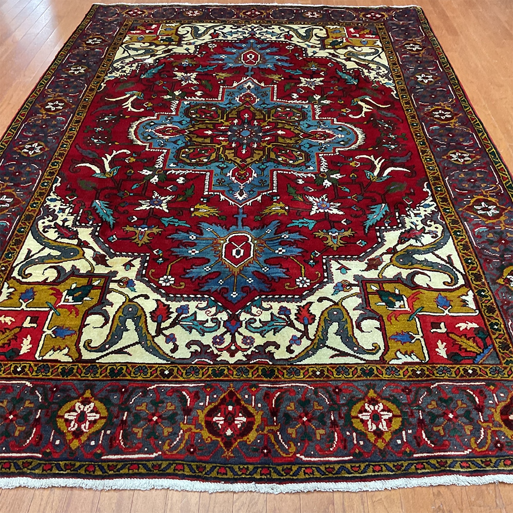 Fine Persian Hand-knotted Heriz Wool Rug (7' x 10'7)