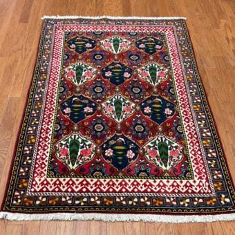 Persian Hand-knotted Bakhtiari Wool Rug (3'8 x 5'2)