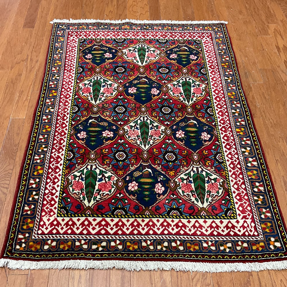 Persian Hand-knotted Bakhtiari Wool Rug (3'8 x 5'2)